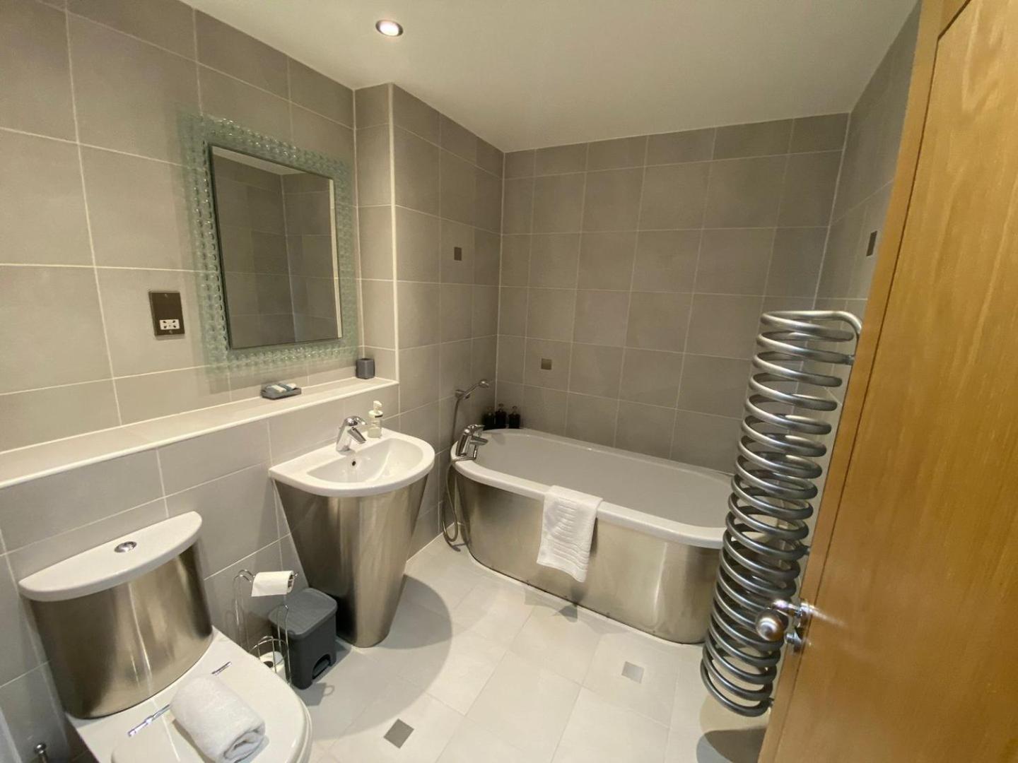 *modern 2 Bed In The Heart Of Cardiff* Apartment