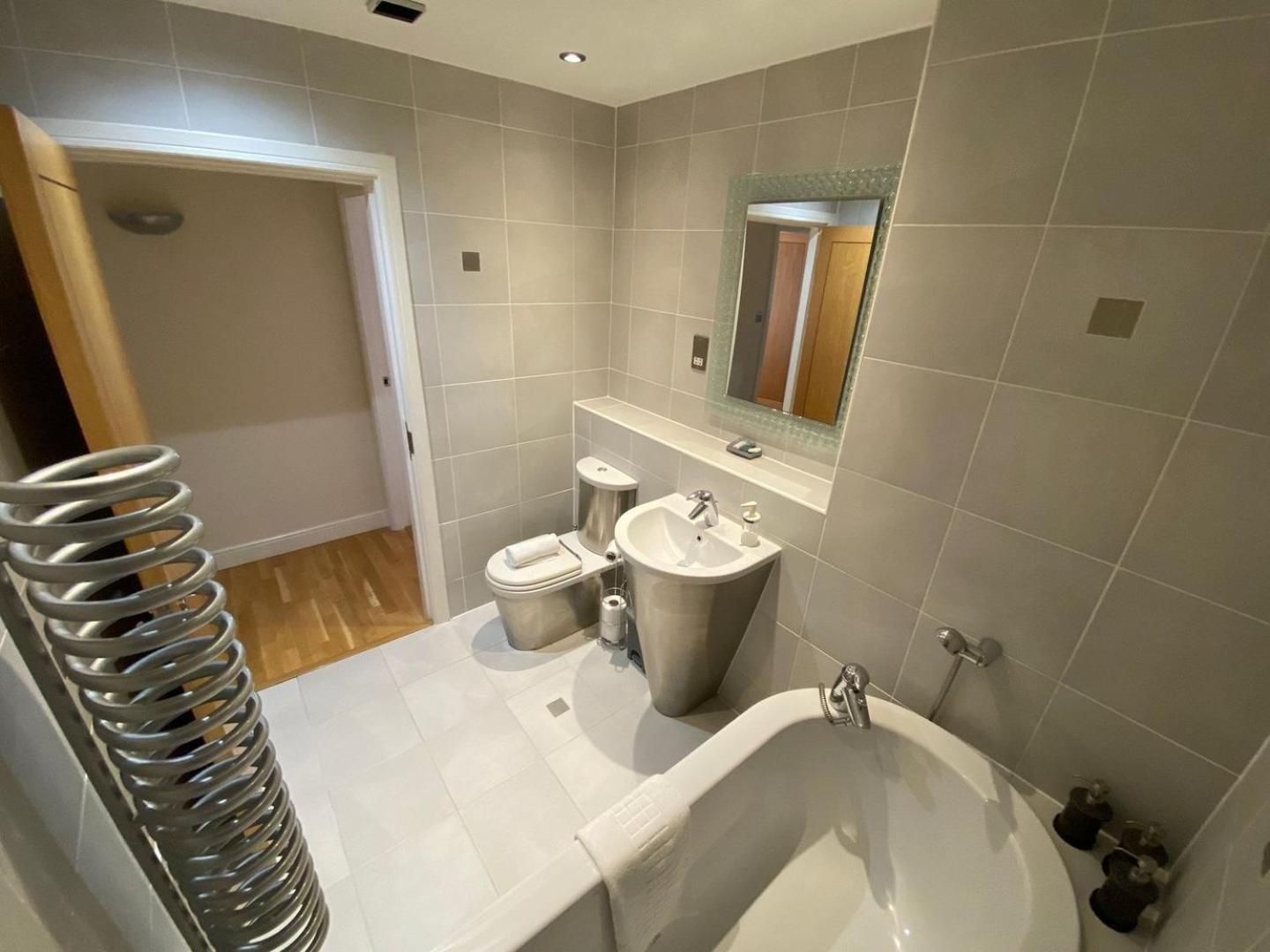 *modern 2 Bed In The Heart Of Cardiff* * Cardiff