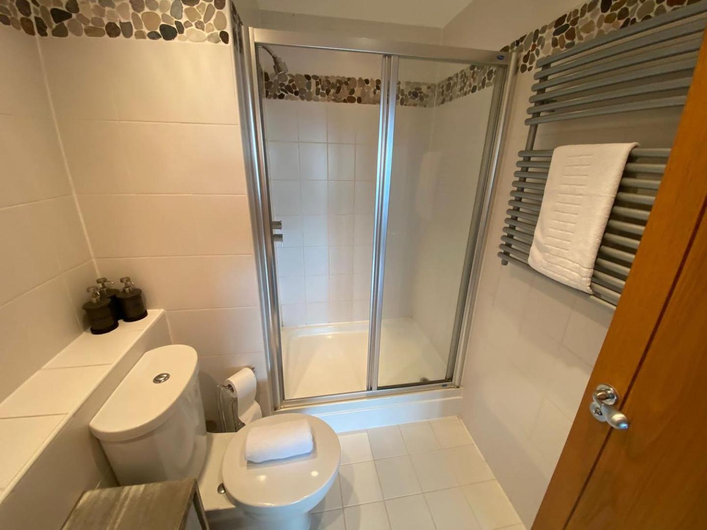 *modern 2 Bed In The Heart Of Cardiff* *