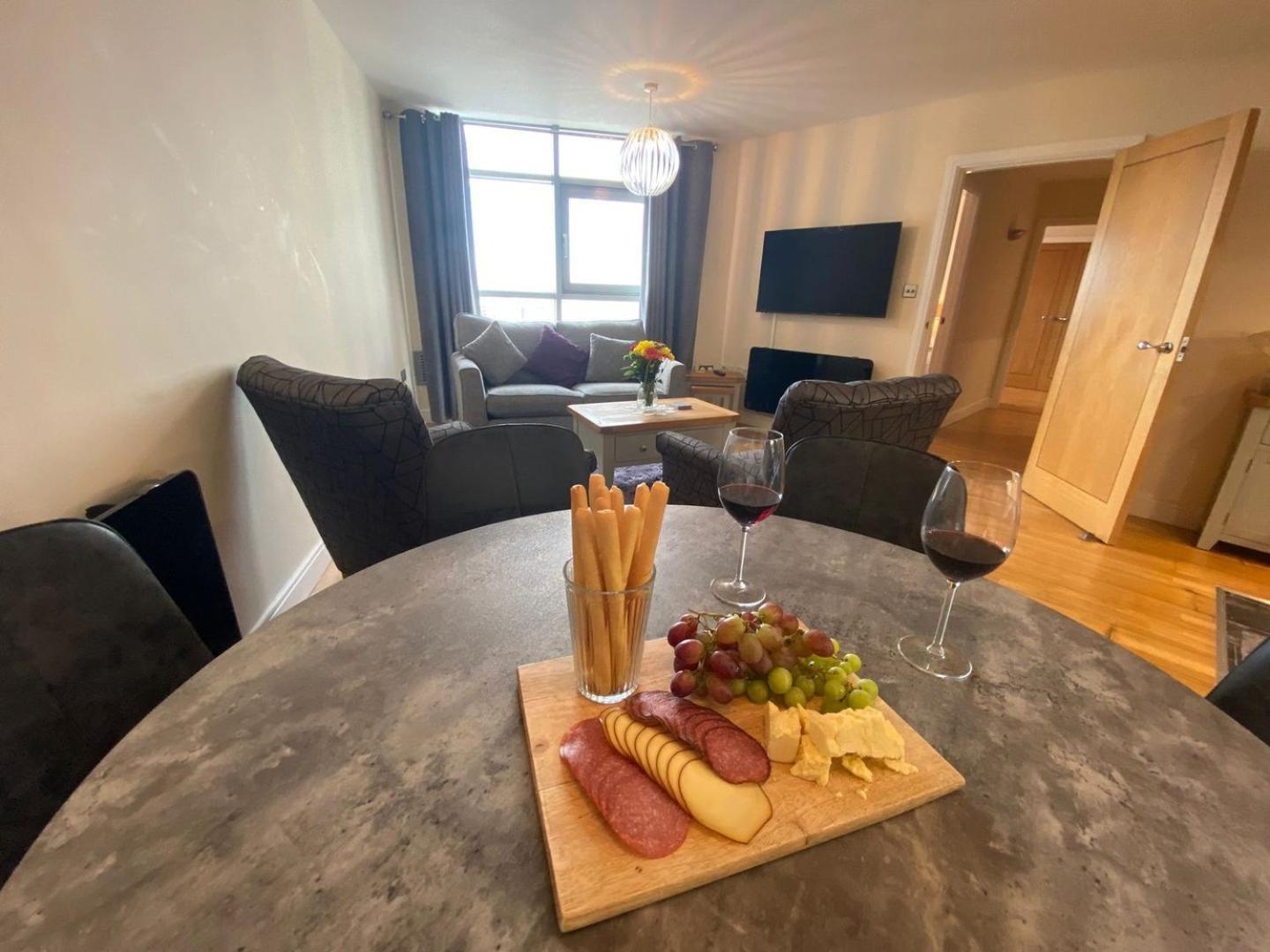 *modern 2 Bed In The Heart Of Cardiff* Apartment *