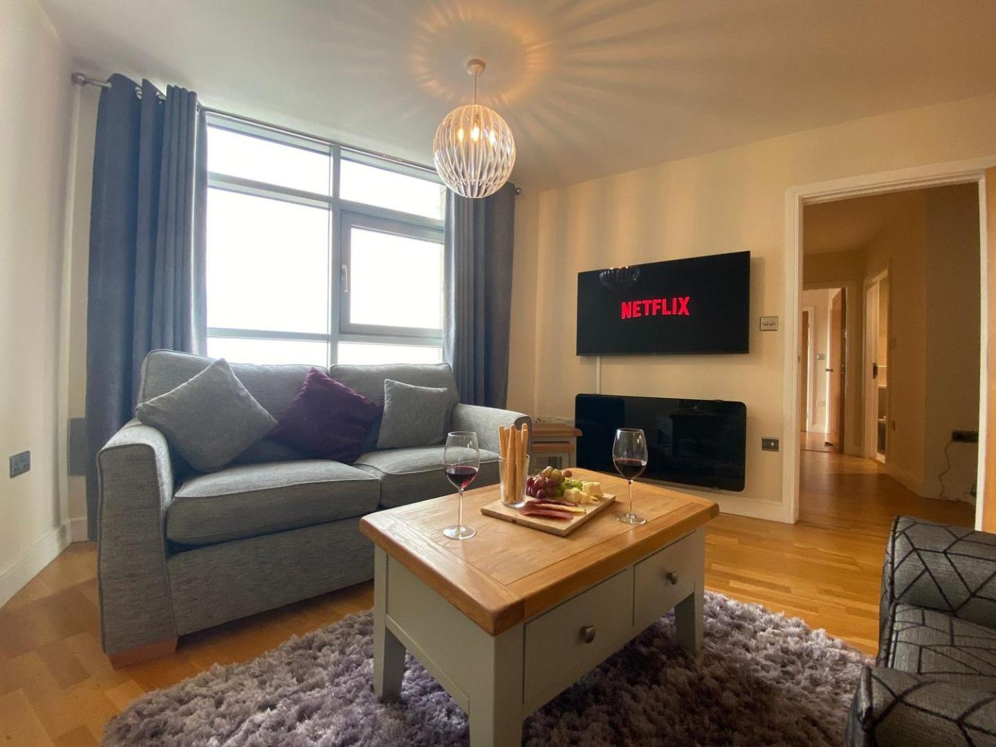 *modern 2 Bed In The Heart Of Cardiff* * Cardiff