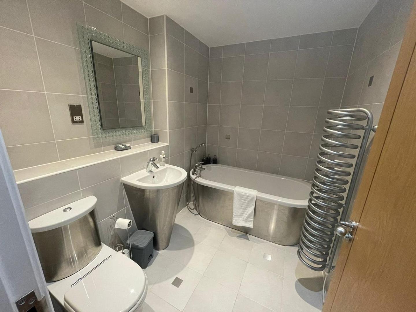*modern 2 Bed In The Heart Of Cardiff* * Cardiff
